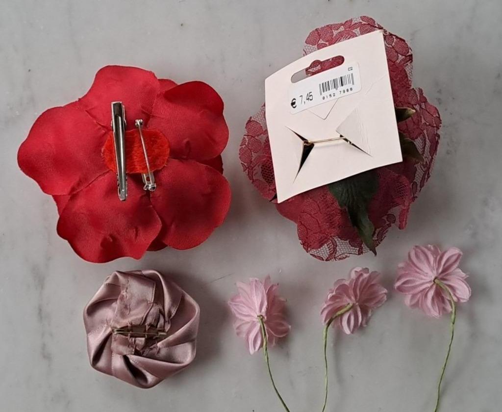 6 broches à fleurs en tissu et épingles à chapeau / cheveux, Rouge, Enlèvement ou Envoi, 4 à 7 cm, Utilisé