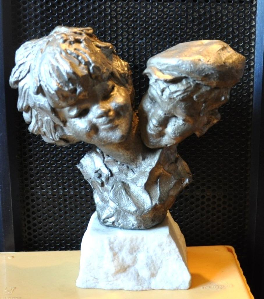 sculpture les amoureux etain sur marbre signé patris, Ophalen of Verzenden