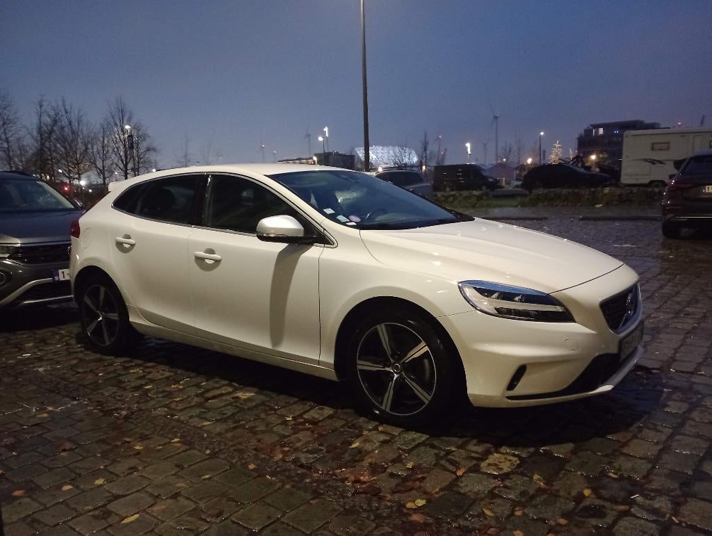 Volvo V40 T4 190 PK - R-design, benzine 6-bak, 2018, 1e eig., Autos, Volvo, Cuir et Alcantara, Euro 6, Boîte manuelle, Entretenue par le concessionnaire