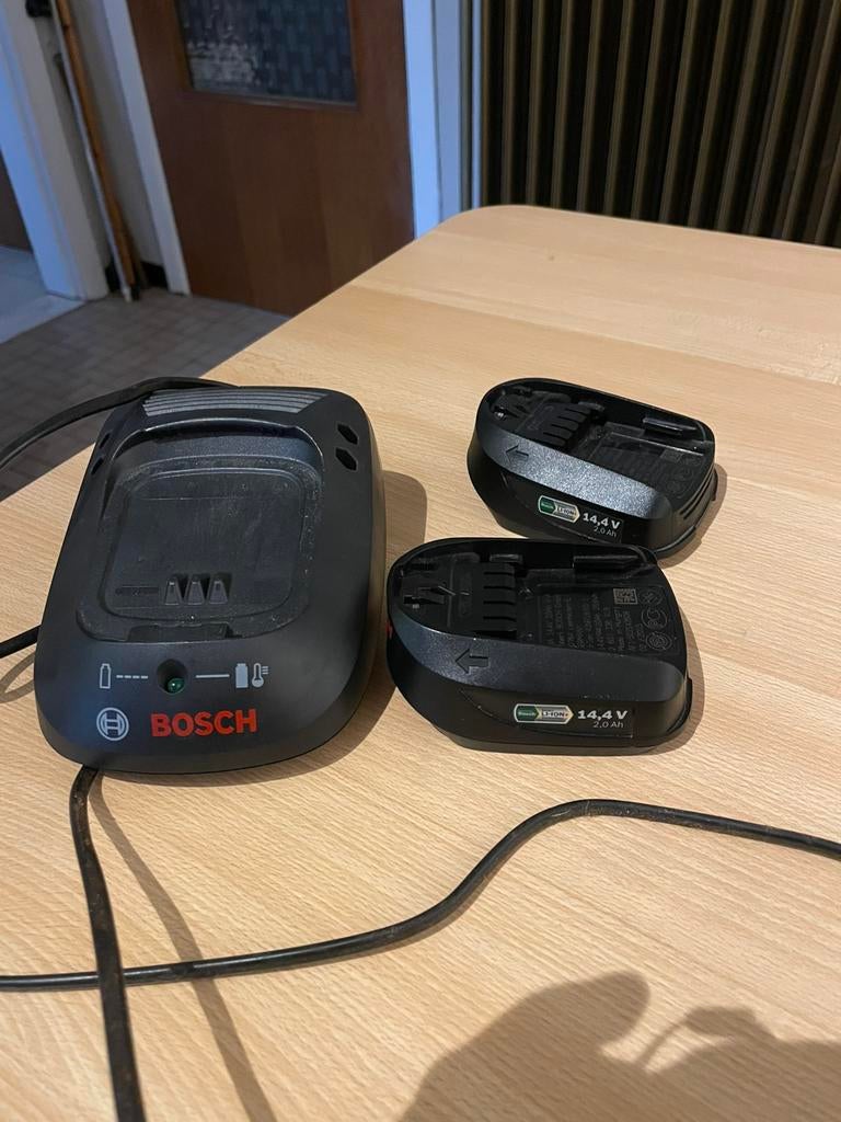 2 batterijen Bosch gereedschap 14,4V met oplader, Ophalen, Zo goed als nieuw, 400 tot 600 watt, Overige typen