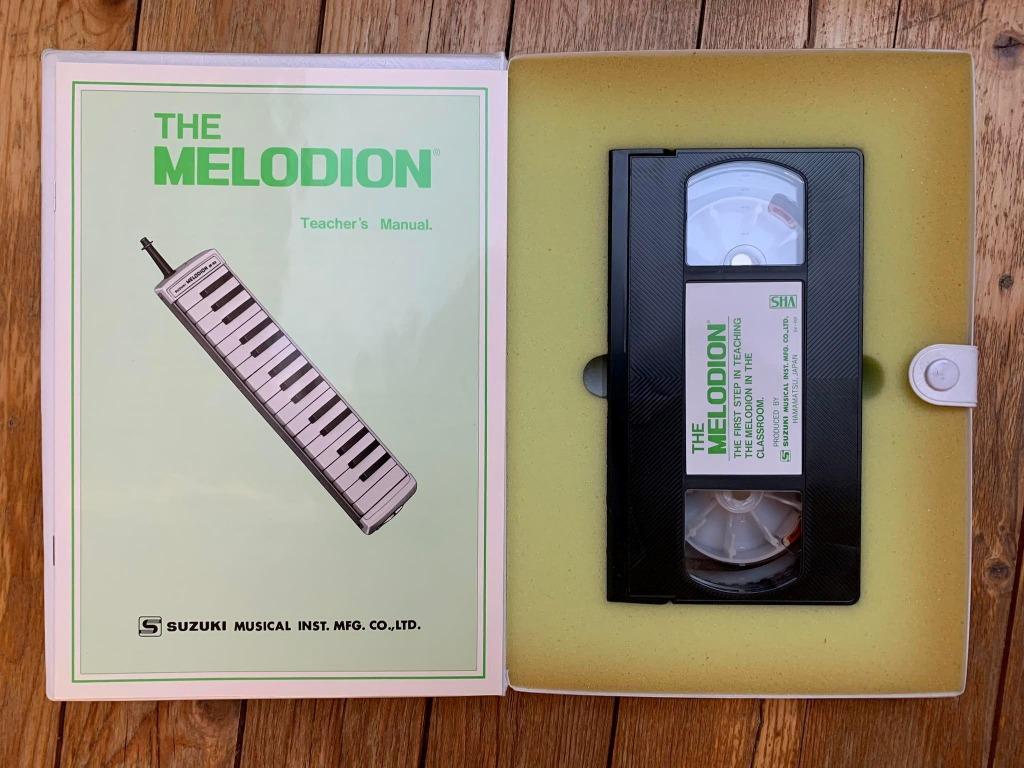 🎶 Suzuki The Melodion — Manuel du professeur vintage et VHS, Musique & Instruments, Avec valise ou boîte, Comme neuf, Autres types