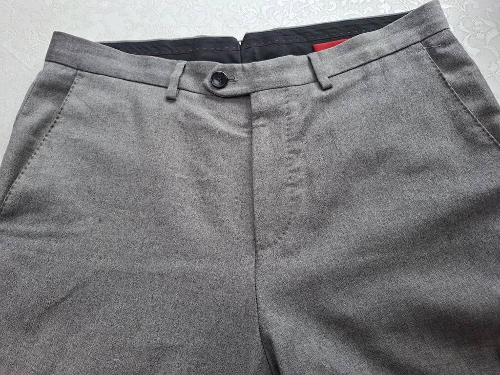 Grijze Hugo Boss herenbroek als nieuw  maat 48, Kleding | Heren, Broeken en Pantalons, Ophalen of Verzenden, Zo goed als nieuw