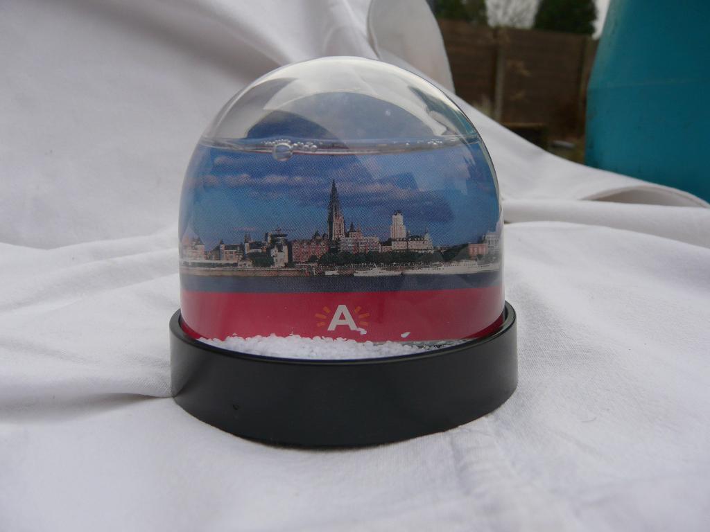 Boule à neige de la ville d'Anvers, Enlèvement, Comme neuf