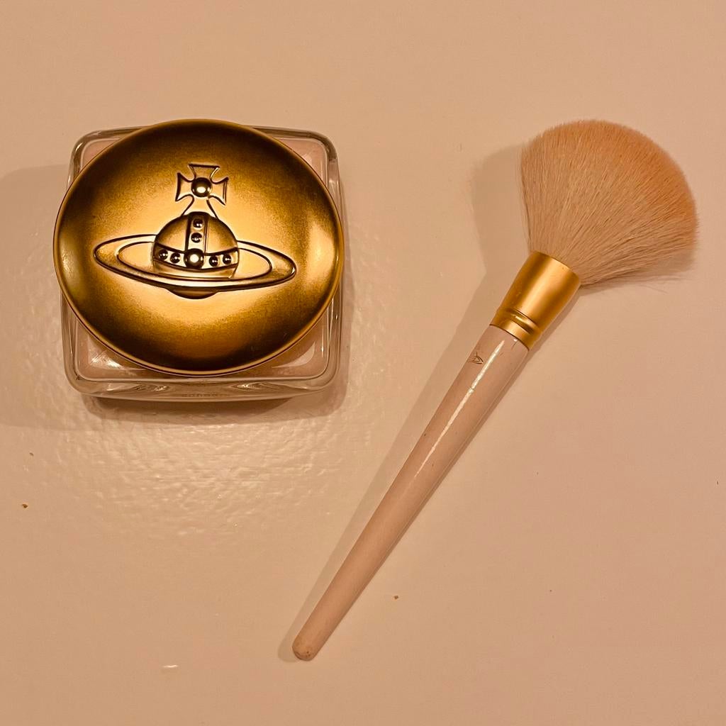 Vivienne Westwood Boudoir Satin Dusting Powder 3.5oz/100g, Bijoux, Sacs & Beauté, Enlèvement ou Envoi, Comme neuf, Tout le visage