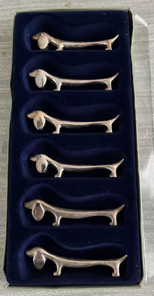 Hondjes in metaal, Ophalen