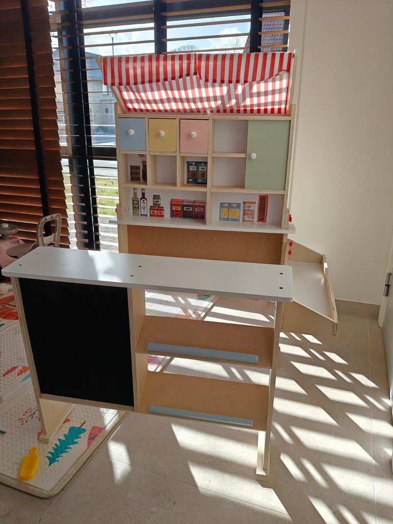 Houten speelwinkeltje, Enlèvement