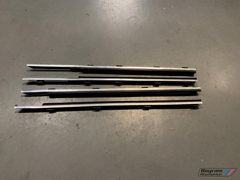 Bmw E30 sedan raamlijst rubber chroom binnen 3-serie deur, Auto-onderdelen, -, -, -