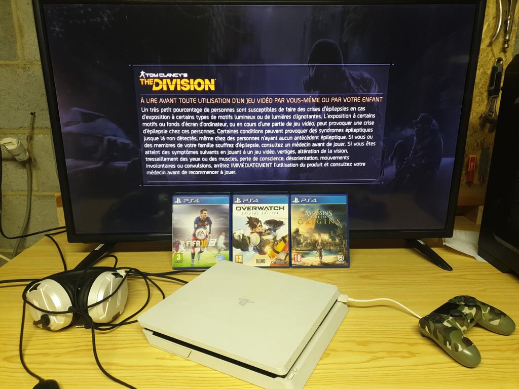 Ps4 + 3 jeux + casque + manette + TV, Ophalen