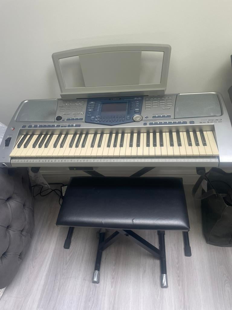 Yamaha psr 1100 met stoel stand, Musique & Instruments, Claviers, Enlèvement, Yamaha