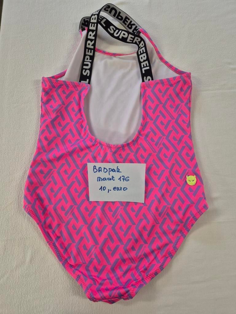 Badpak voor meisjes. Maat 176. Prijs:10€., Kinderen en Baby's, Kinderkleding | Kinder-zwemkleding, Ophalen, Badpak
