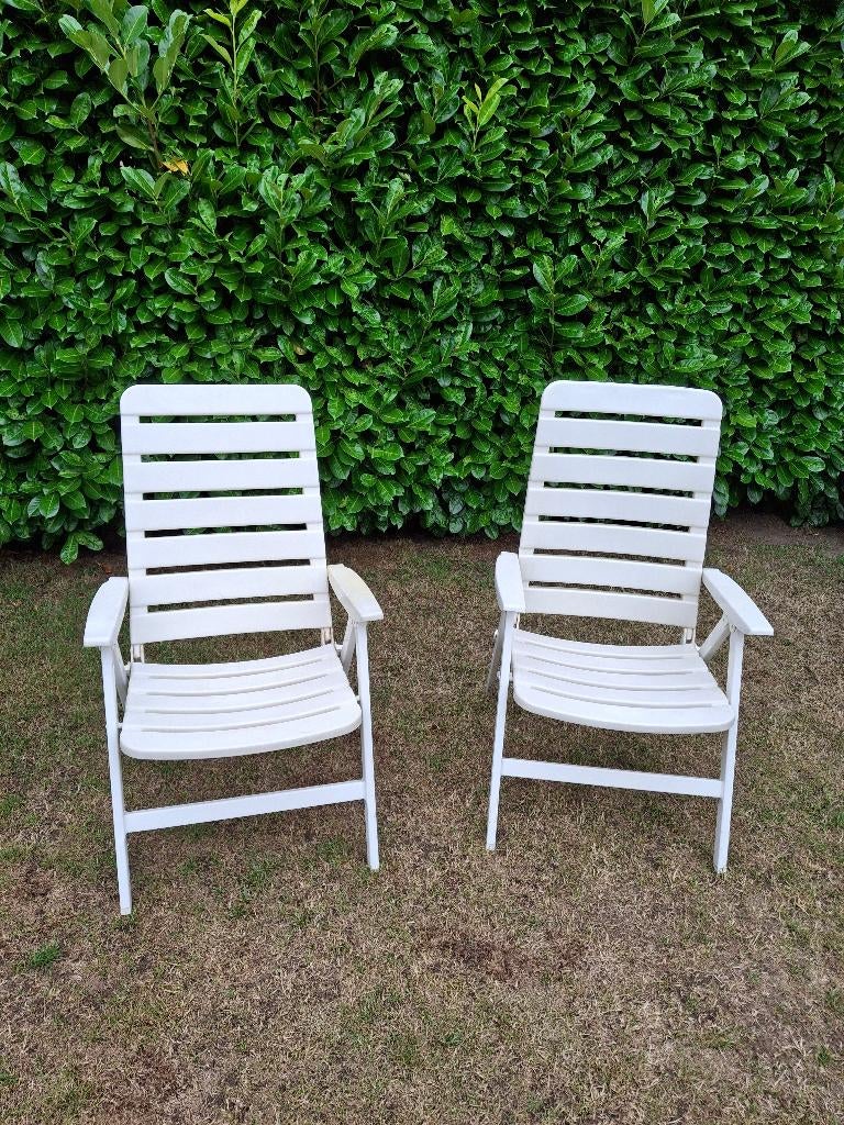 Set van 2 oudere witte tuinstoelen + voetenbankje, Enlèvement, Utilisé, Synthétique, Pliant
