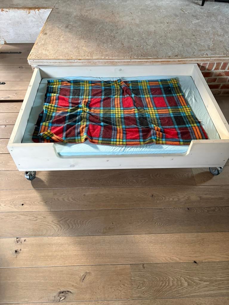 Stevig hondenbed uit steigerhout, Ophalen, Zo goed als nieuw