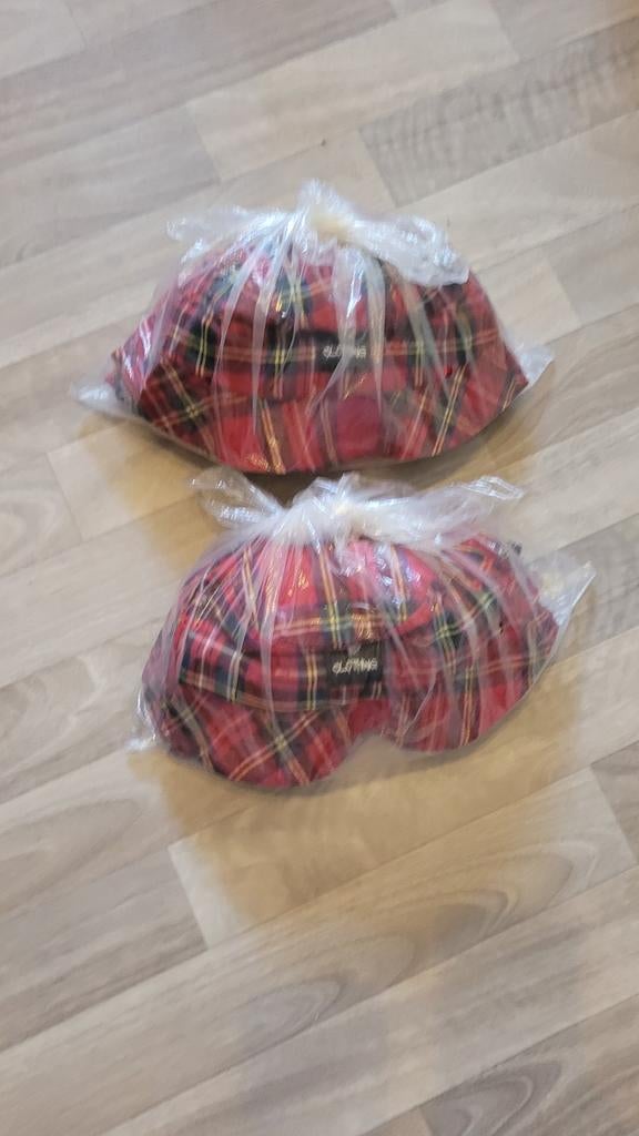 Lot de 20 bobs neufs.