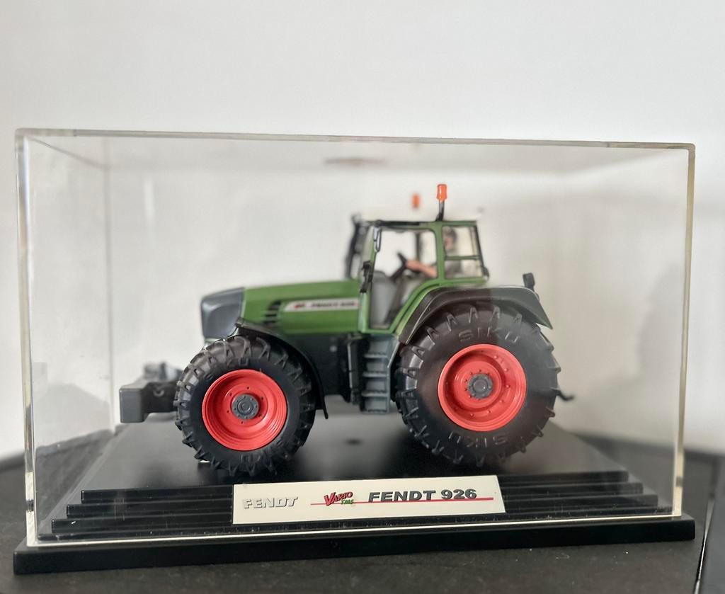 Fendt 926 Vario 1:32 – met vitrine en bestuurder, Hobby & Loisirs créatifs, Voitures miniatures | 1:32, Comme neuf, SIKU, Enlèvement ou Envoi