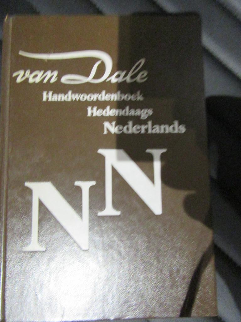 A dictionnaire Van Dale Nederlands D/1988/0108/500, Ophalen, Gelezen, Van Dale