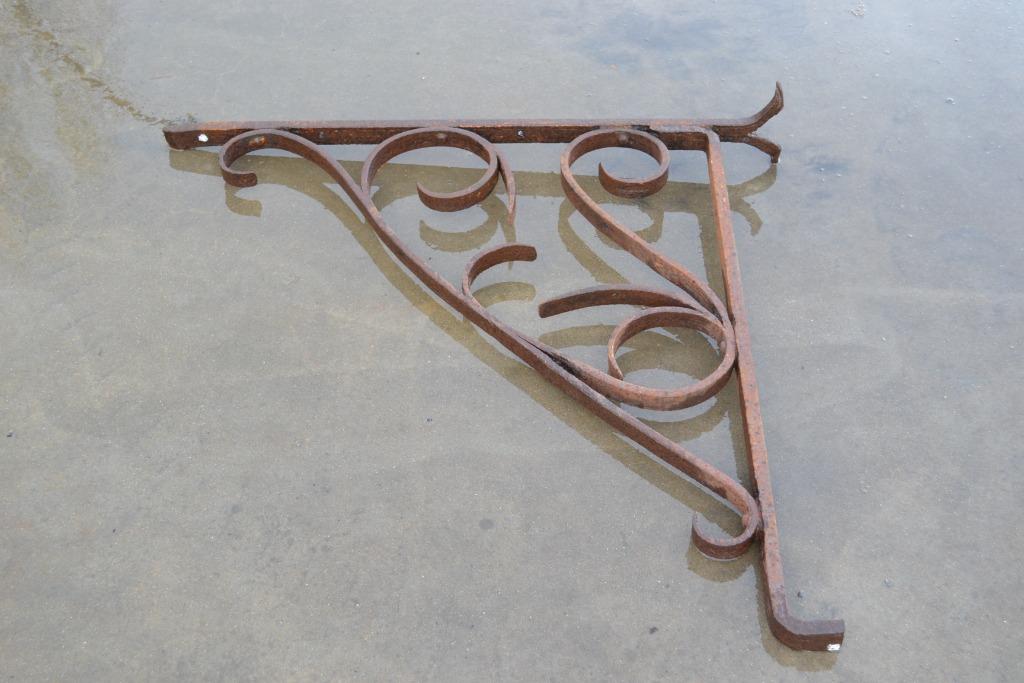 oude smeedijzeren armatuur voor uithangbord of bronzen bel, Enlèvement