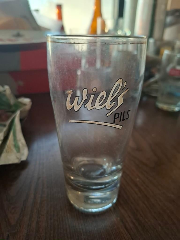 Verre Wiel's pils emaillé 33 ctl noir, Collections, Marques de bière, Envoi, Utilisé, Verre ou Verres, Autres marques