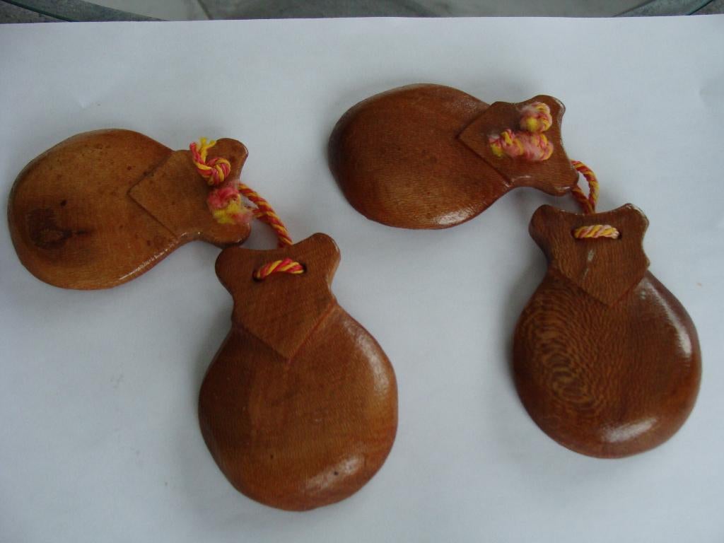 2 anciennes castagnettes en bois , Espagne, Enlèvement ou Envoi, Comme neuf