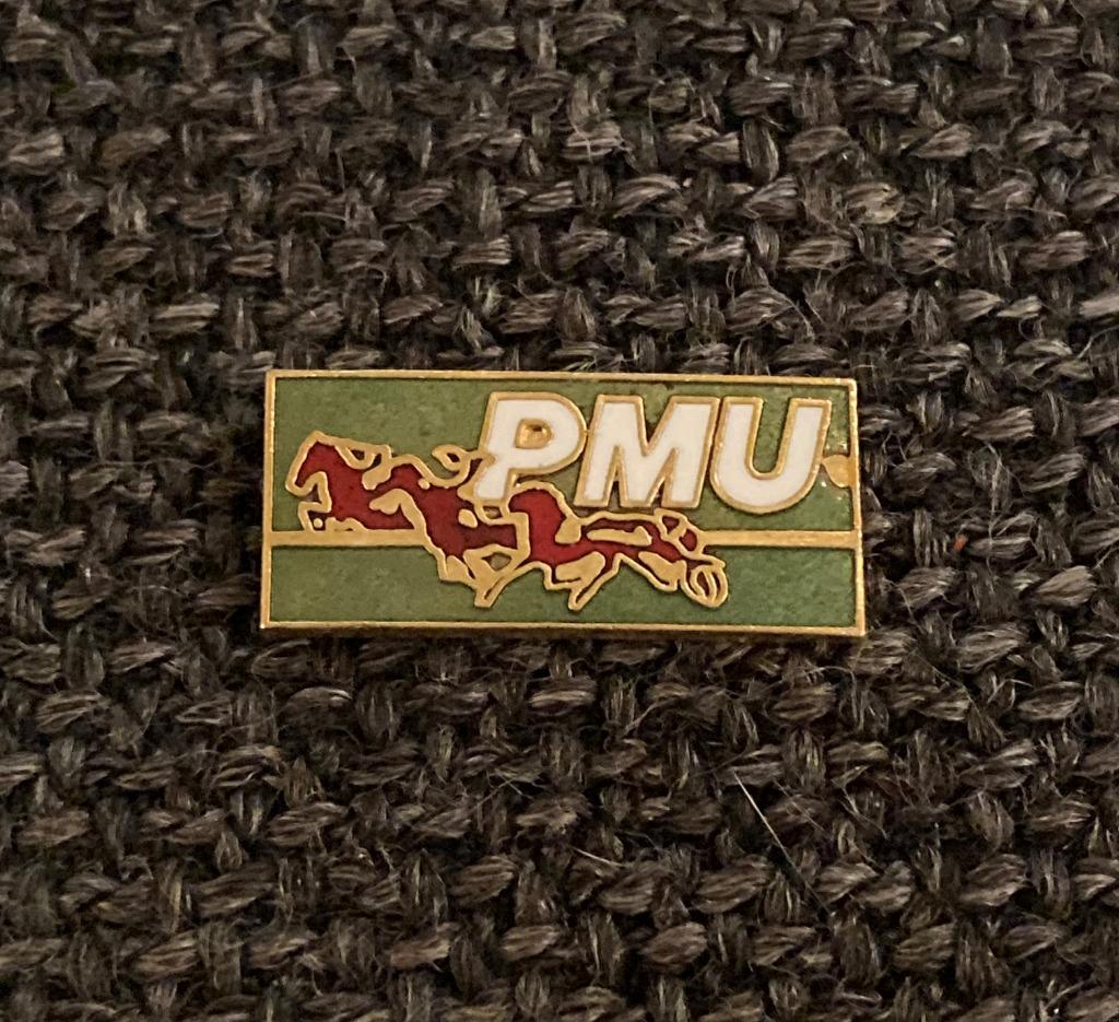 PIN - PMU - PAARDENKOERS - HORSE RACING, Verzenden, Gebruikt, Sport, Speldje of Pin
