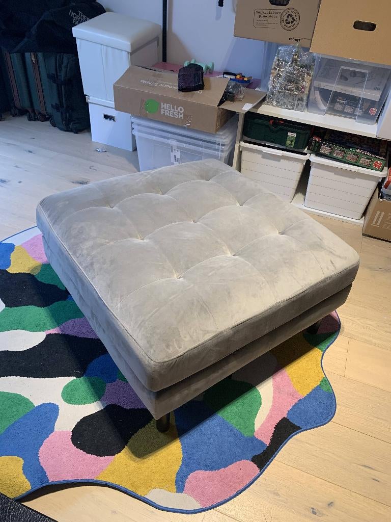 Kave Home voetenbank grijs/fluweel 80x80cm, Huis en Inrichting, Zetels | Voetbanken en poefs, Gebruikt, 75 tot 100 cm, 75 tot 100 cm