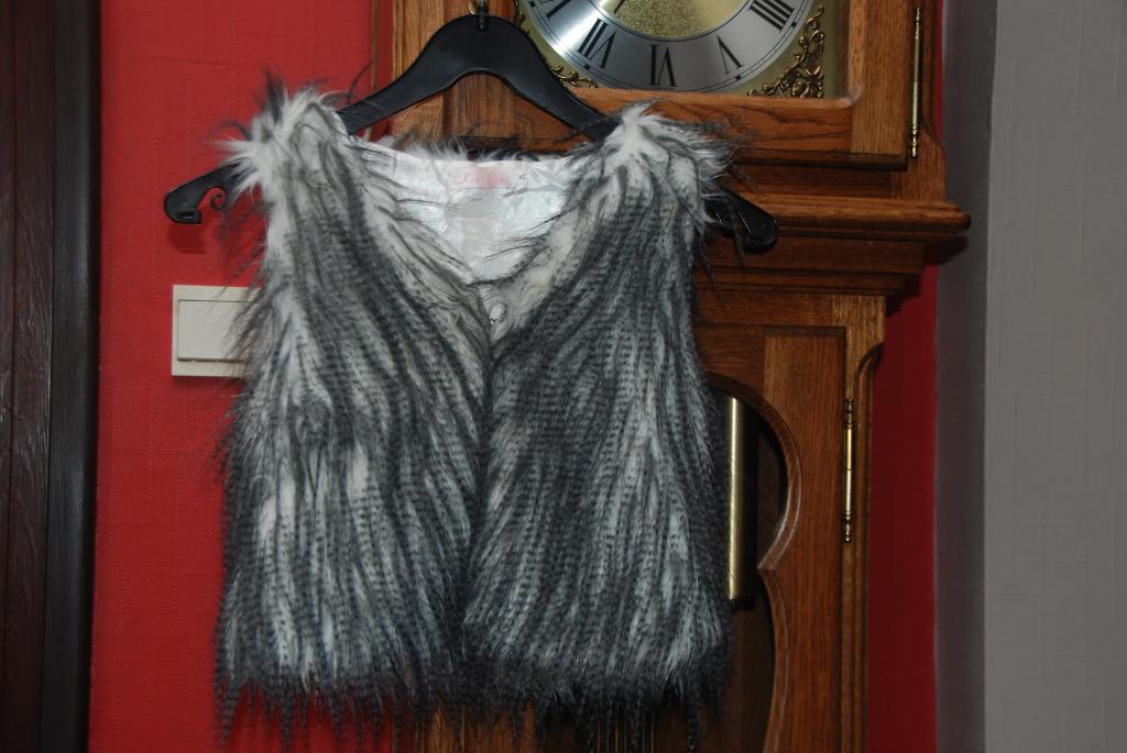 Grijs/witte mouwloze jas van synthetisch bont T128cm, Jongen of Meisje, Kids Star, Ophalen of Verzenden, Zo goed als nieuw