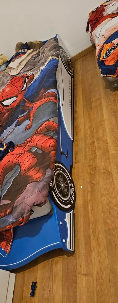 Deux lits voiture à vendre pour 1  100 euros pour les 2 180