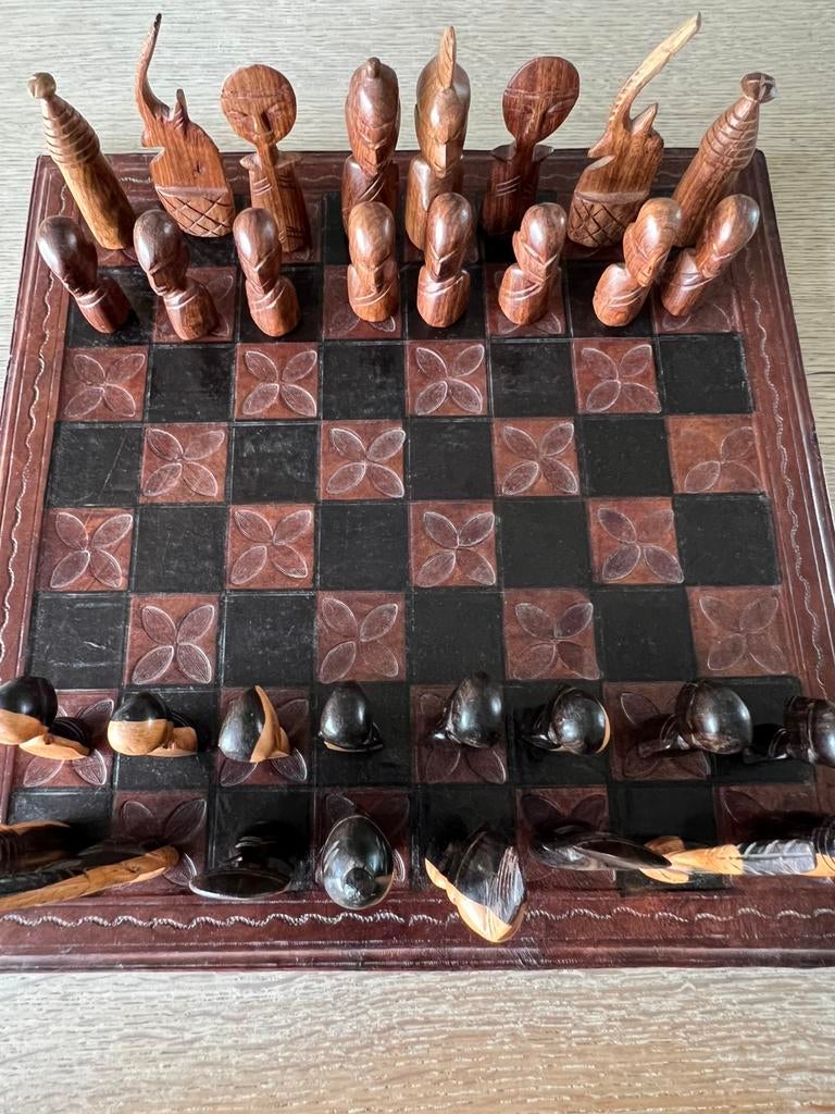 Schaakspel op leder en met uit houtgesneden pionnen, Ophalen