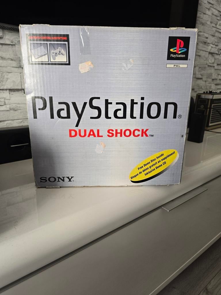 PlayStation 1 dans une boîte utilisée avec manette et câbles, Consoles de jeu & Jeux vidéo, Consoles de jeu | Sony PlayStation 1