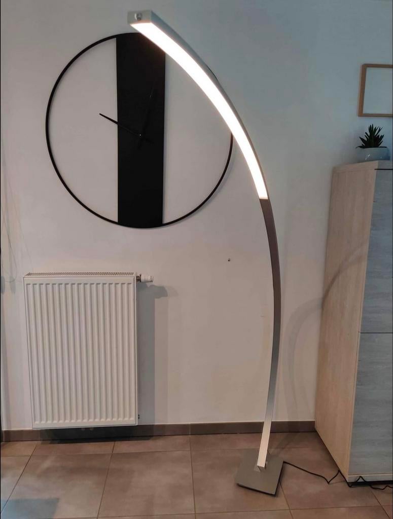 Lampadaire LED Design Arc – Style Minimaliste, Maison & Meubles, Lampes | Lampadaires, Utilisé, Métal, Enlèvement