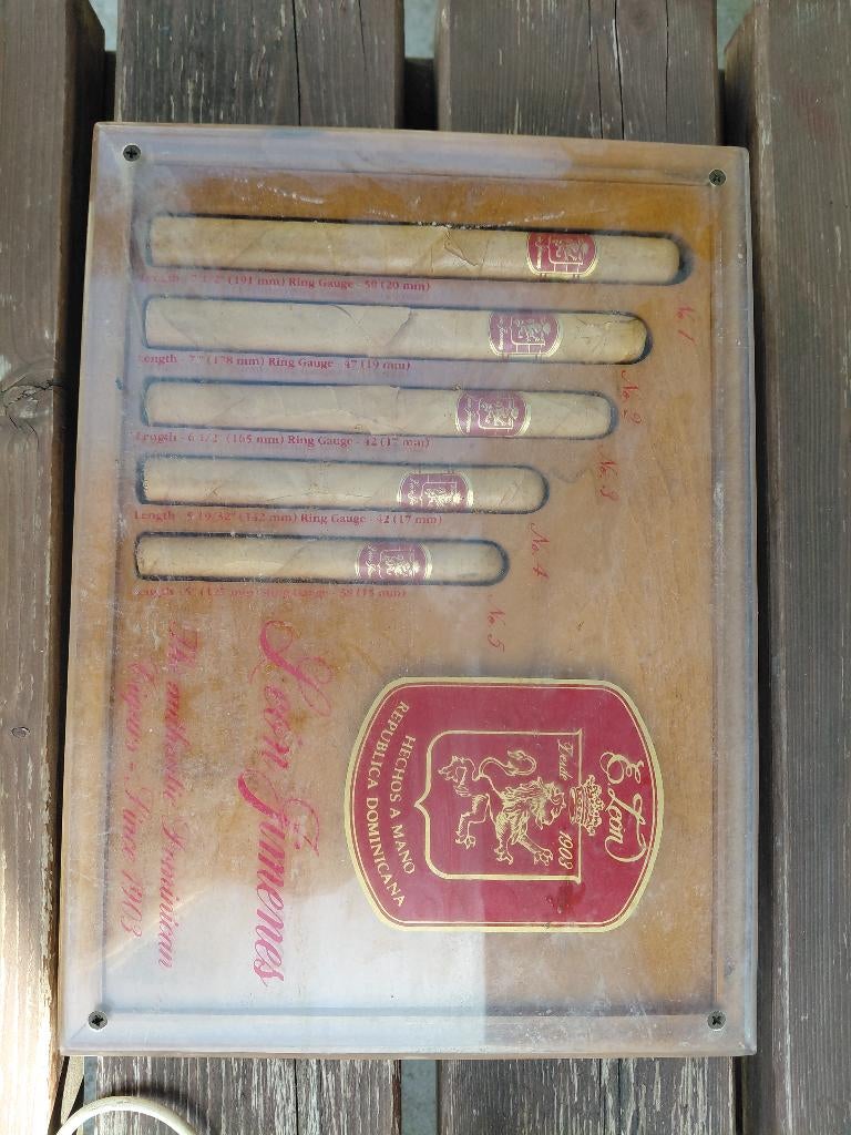 Oude sigaar in een doos, Verzamelen, Ophalen of Verzenden