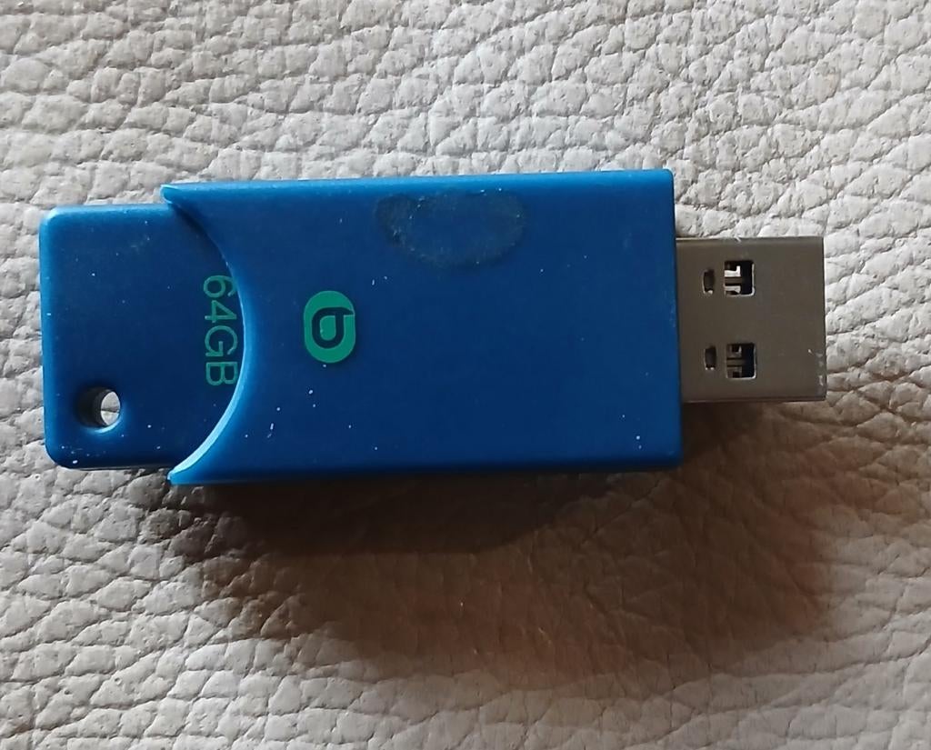 Nieuwe usb stick 64gig Essential, Fietsen en Brommers, Fietsaccessoires | Fietsverlichting, Ophalen of Verzenden