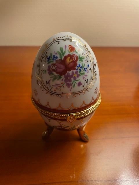 porselein EI op statief, Antiek en Kunst, Ophalen of Verzenden