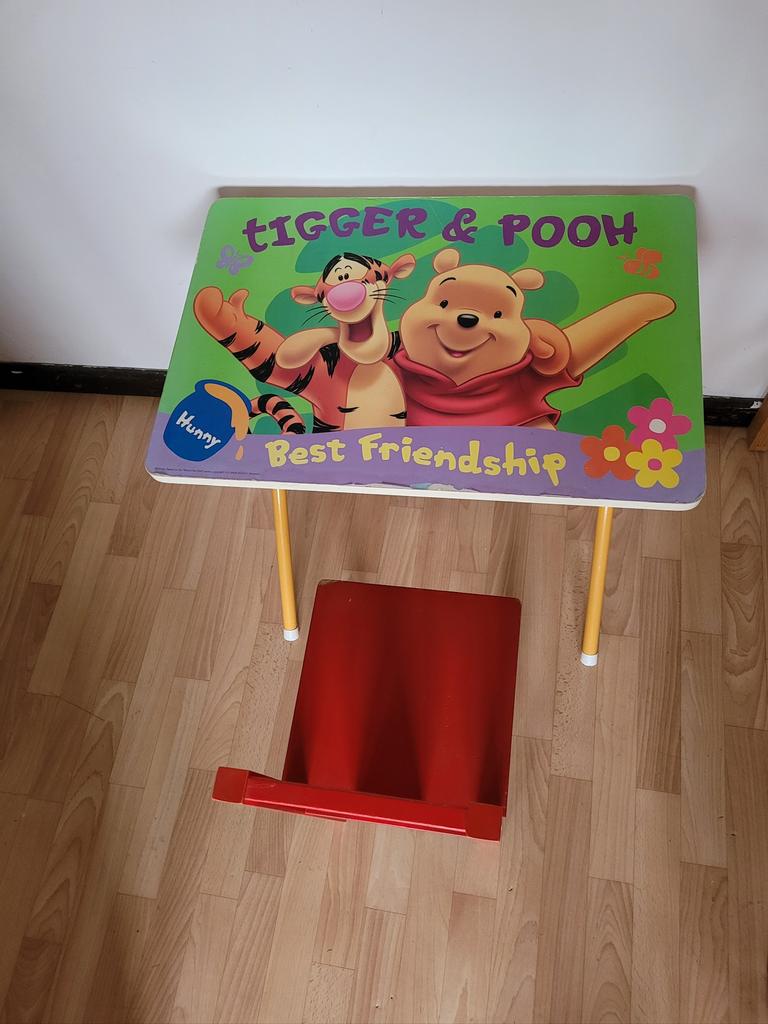 Kinderbureau Tiger Pooh&zijn rode stoel.Uitstekende conditie, Kinderen en Baby's, Kinderkamer | Tafels en Stoelen, Zo goed als nieuw