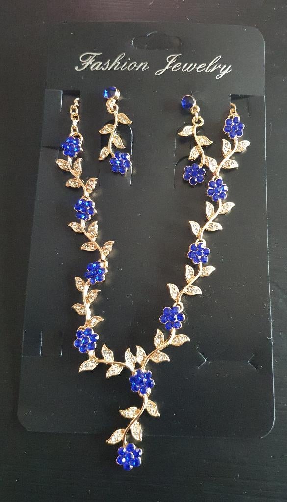 Halsketting en bijpassende oorbellen met bloempjes en strass, Bijoux, Sacs & Beauté, Colliers, Enlèvement ou Envoi, Neuf, Bleu