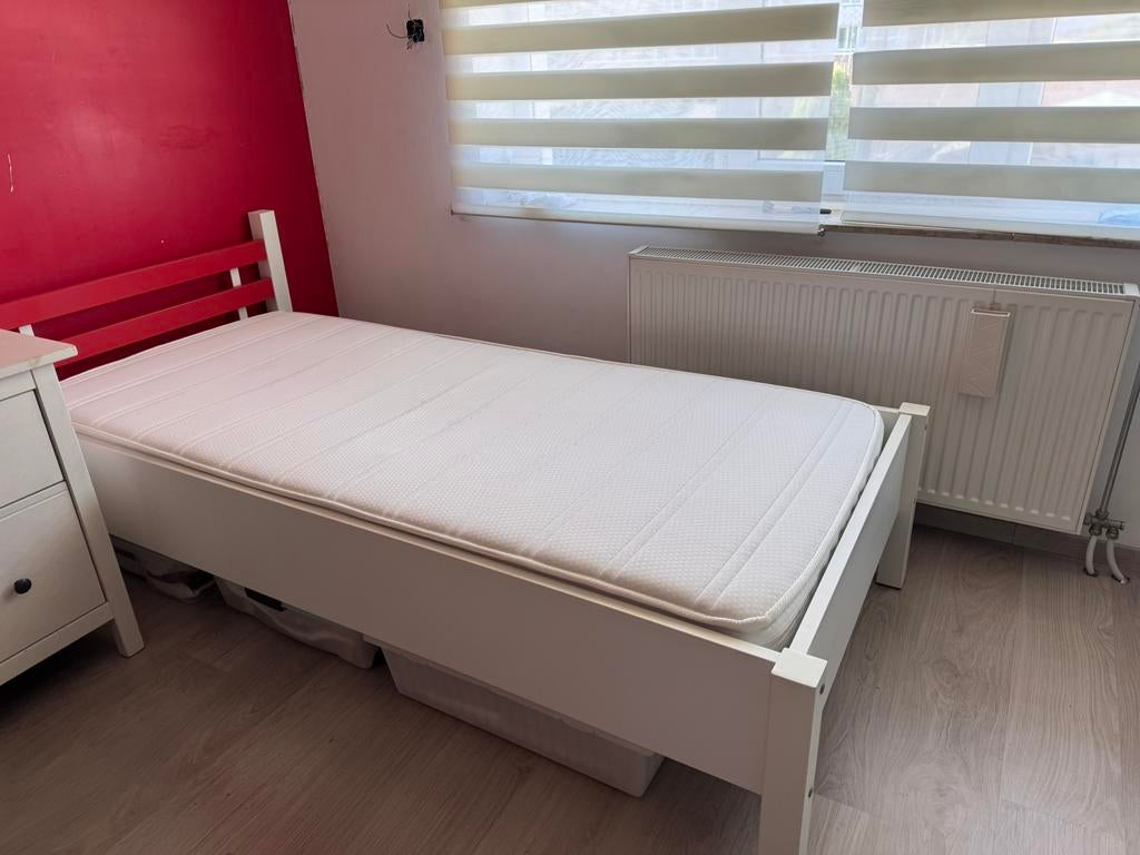 Wit eenpersoonsbed met lattenbodem en matras, 90 cm, Eenpersoons, Wit, Steigerhout