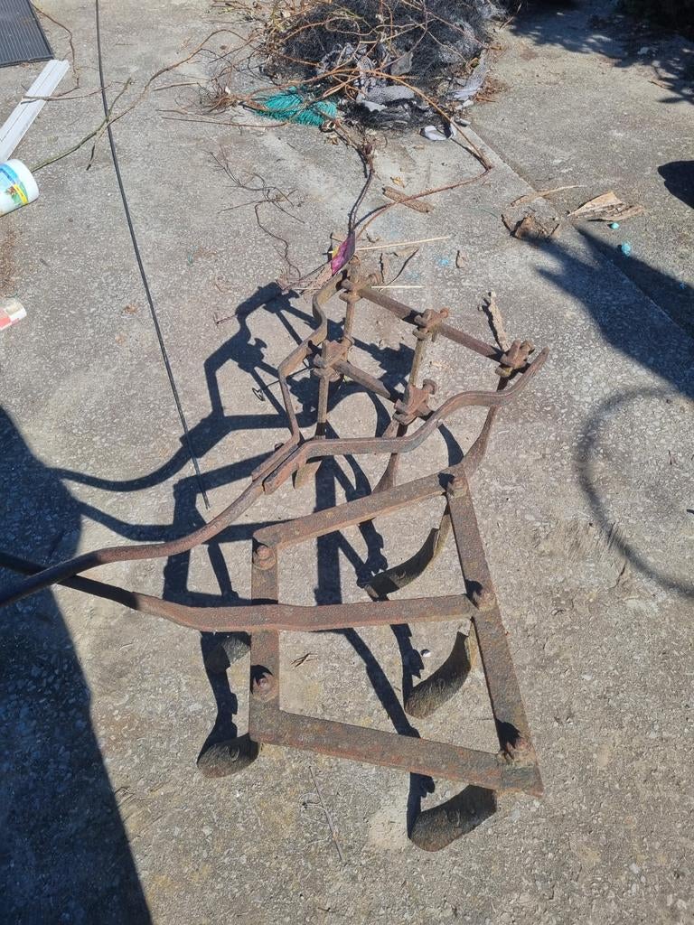 2 Ancienne  charrues, Enlèvement