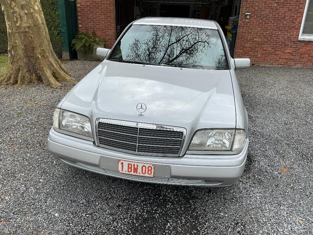 Presque un oldtimer. Mercedes C180 classic de 1998, 90 kW, Argent ou Gris, Achat, Boîte manuelle