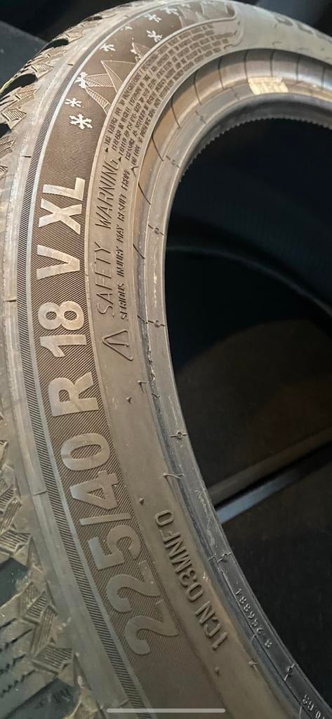 4 pneus d'hiver, semperit, 225/40 R18 V XL, Enlèvement, Comme neuf