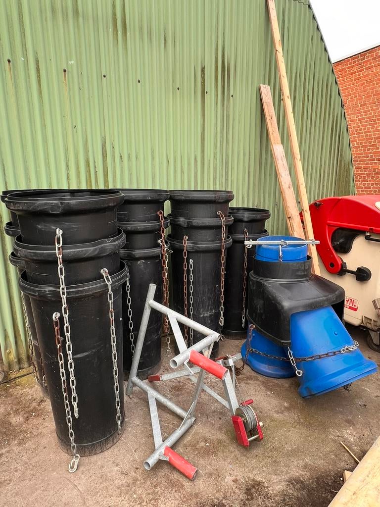 Stortkokers met accesoires, Ophalen, Zo goed als nieuw