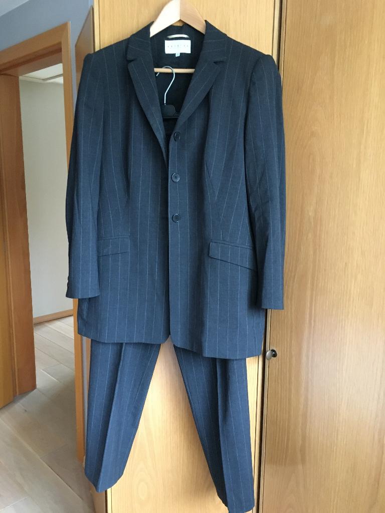 Kostuum Xandres donkergrijs met streep maat 42/broek maat 38, Kleding | Dames, Maat 38/40 (M), Kostuum of Pak, Ophalen of Verzenden