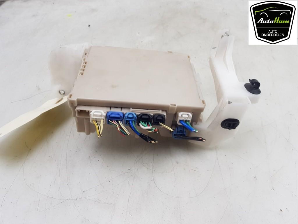 BOITIER FUSIBLES Peugeot 108 (|827300H030A|827300H030|), Utilisé, Peugeot