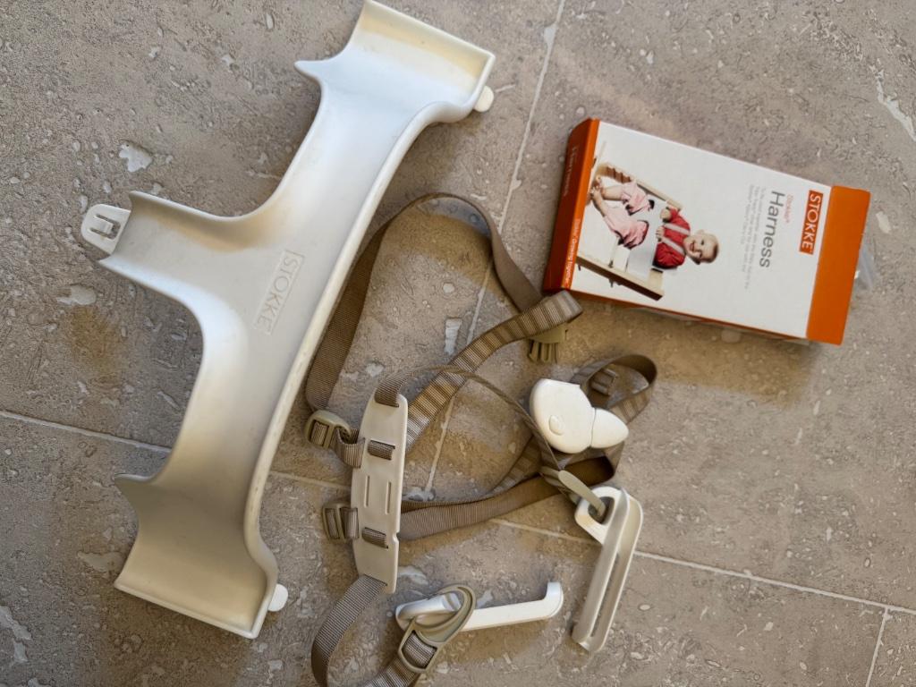 SET van 2 items :Stokke harnas trip trap stoel en beugel wit, Kinderen en Baby's, Ophalen, Zo goed als nieuw