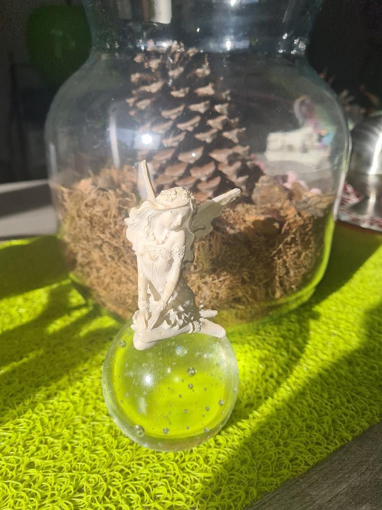 Sprookje/elf om te verzamelen met glazen bol, Ophalen of Verzenden, Zo goed als nieuw