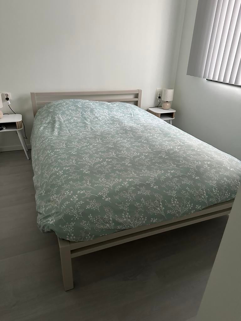 Volledige nieuw bed, matras, twee lattenbodems en frame, Huis en Inrichting, Slaapkamer | Bedden, Ophalen, Beige, Nieuw, 140 cm