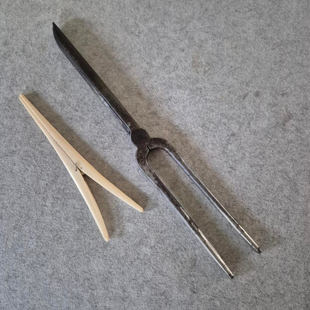 Handschoenstretcher en Marcel krultang, Antiquités & Art, Curiosités & Brocante, Enlèvement ou Envoi