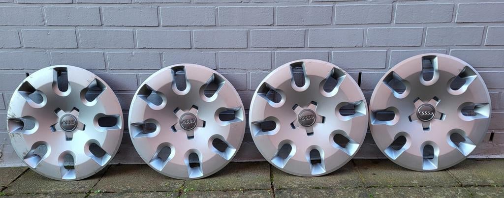 4 ENJOLIVEURS AUDI A1 POUR JANTES 15 POUCES (5x100), Enlèvement, Utilisé