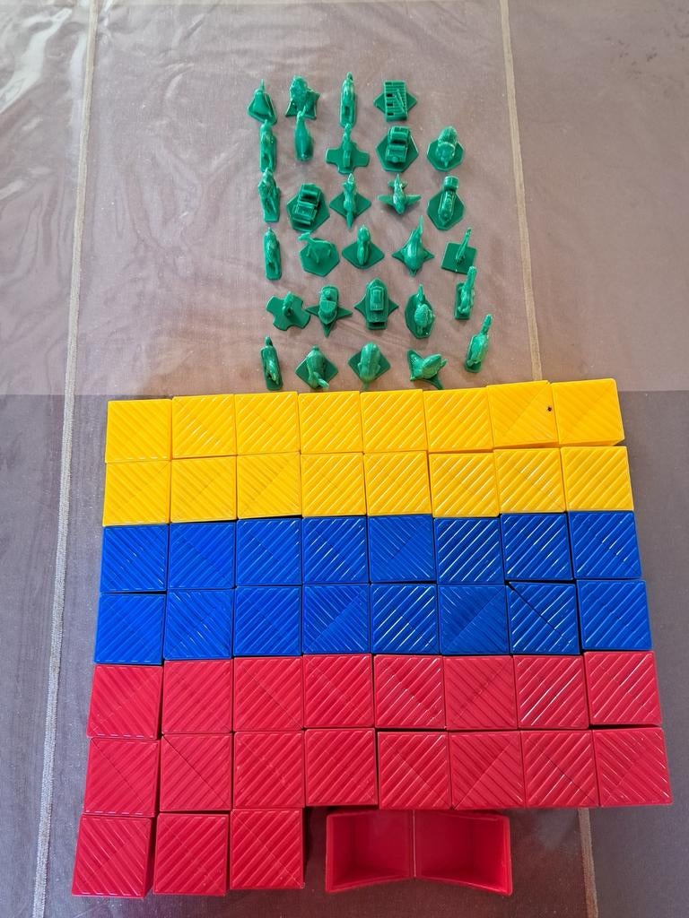 Tupperware kubussen met dierenfiguren., Ophalen