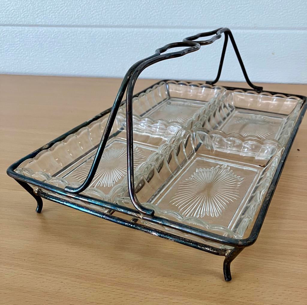 Présentoir en métal argenté avec 4 raviers en verre., Argent
