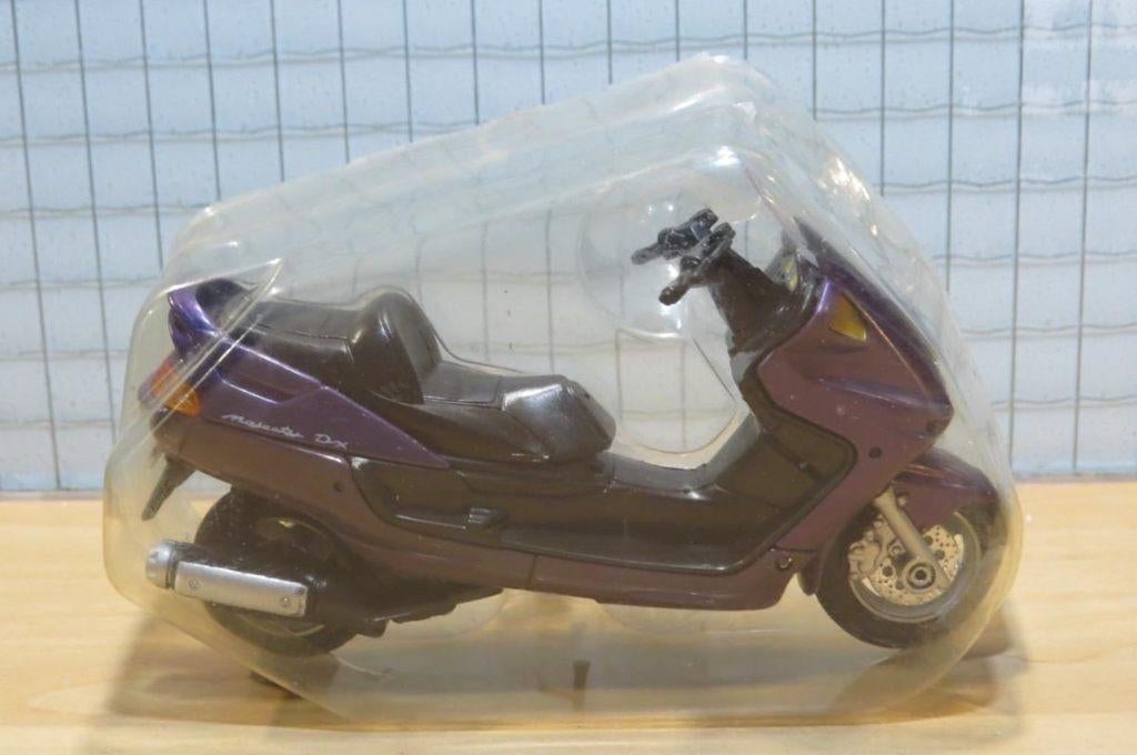 Yamaha YP250 DX Majesty scooter 1:18 blister, Enlèvement ou Envoi, Neuf, Moteur, Welly