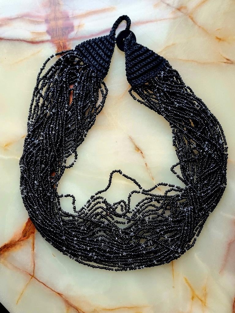 Collier vintage multi-rangs de perles de verre noires,Italie, Bijoux, Sacs & Beauté, Comme neuf, Autres matériaux, Avec pendentif